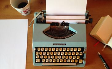 písací stroj na stole