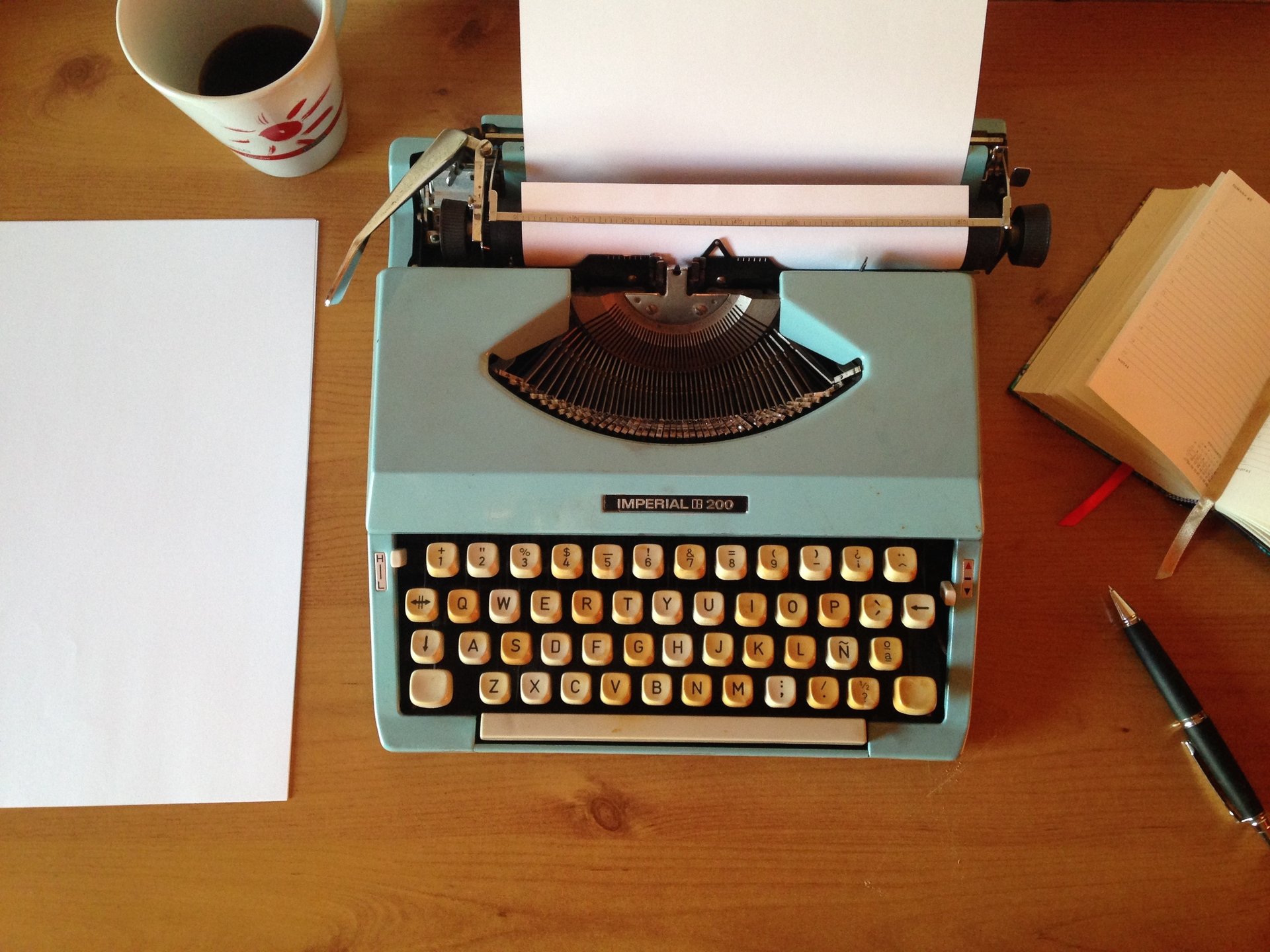 písací stroj na stole