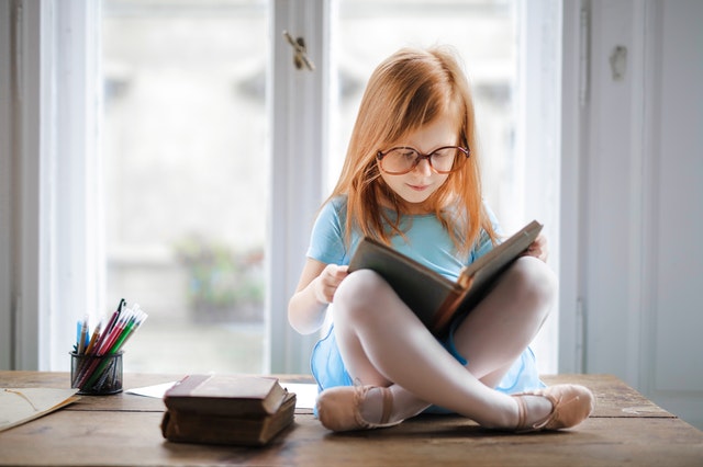dievča číta knihu